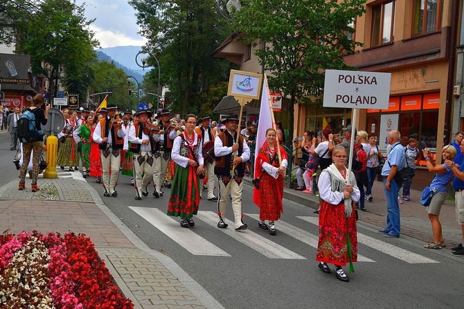 Folklor świata pod Giewontem - korowód przez miasto