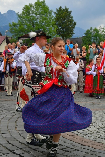 Folklor świata pod Giewontem - korowód przez miasto