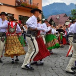 Folklor świata pod Giewontem - korowód przez miasto