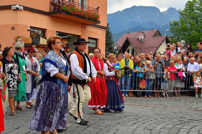 Folklor świata pod Giewontem - korowód przez miasto