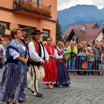 Folklor świata pod Giewontem - korowód przez miasto