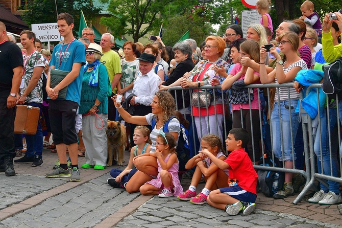 Folklor świata pod Giewontem - korowód przez miasto