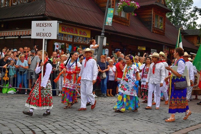 Folklor świata pod Giewontem - korowód przez miasto