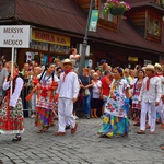 Folklor świata pod Giewontem - korowód przez miasto