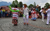 Folklor świata pod Giewontem - korowód przez miasto