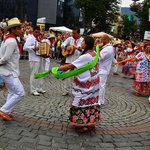 Folklor świata pod Giewontem - korowód przez miasto