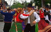 Folklor świata pod Giewontem - korowód przez miasto