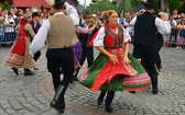 Folklor świata pod Giewontem - korowód przez miasto