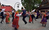 Folklor świata pod Giewontem - korowód przez miasto