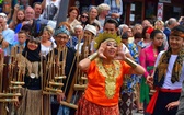 Folklor świata pod Giewontem - korowód przez miasto