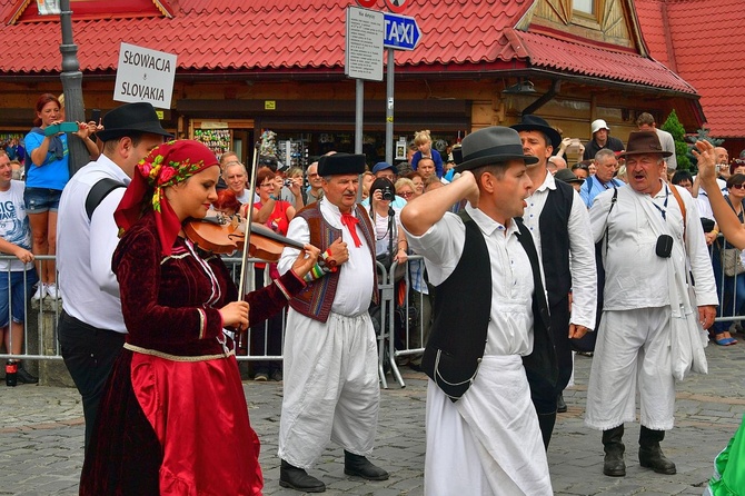 Folklor świata pod Giewontem - korowód przez miasto