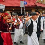 Folklor świata pod Giewontem - korowód przez miasto