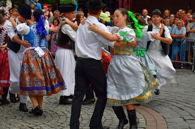 Folklor świata pod Giewontem - korowód przez miasto