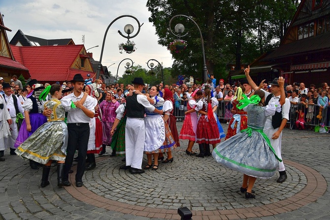 Folklor świata pod Giewontem - korowód przez miasto