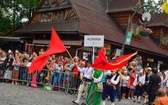 Folklor świata pod Giewontem - korowód przez miasto