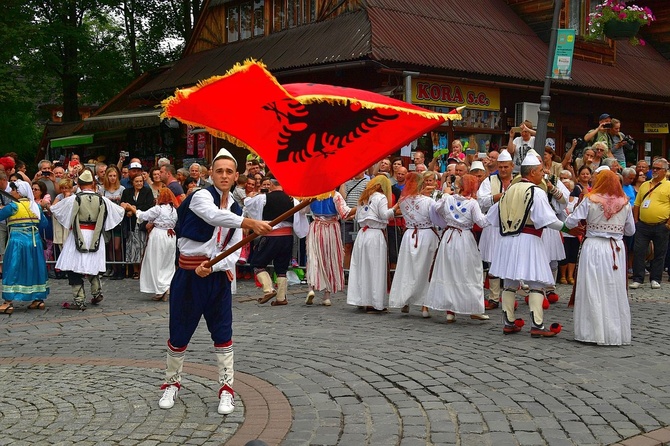 Folklor świata pod Giewontem - korowód przez miasto