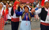 Folklor świata pod Giewontem - korowód przez miasto