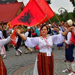 Folklor świata pod Giewontem - korowód przez miasto