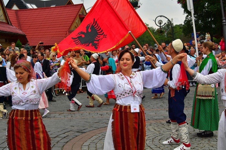 Folklor świata pod Giewontem - korowód przez miasto