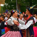 Folklor świata pod Giewontem - korowód przez miasto