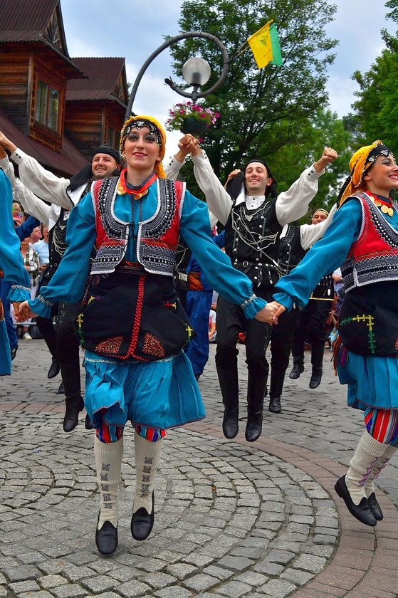 Folklor świata pod Giewontem - korowód przez miasto