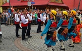 Folklor świata pod Giewontem - korowód przez miasto