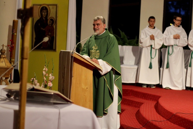 Adoracja przy ołtarzu z Campus Misericordiae