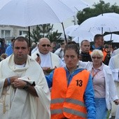 Księża zanoszą Komunię św. pielgrzymom