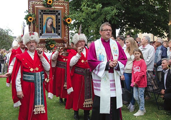 Pielgrzymi dziękowali  za wstawiennictwem Maryi za łaskę plonów.