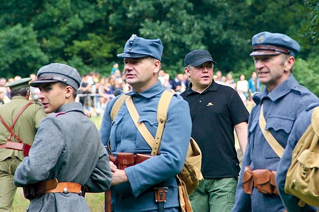 ►	 Mózgiem tego wydarzenia był historyk Przemysław Bednarczyk (drugi od prawej).