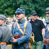 ►	 Mózgiem tego wydarzenia był historyk Przemysław Bednarczyk (drugi od prawej).