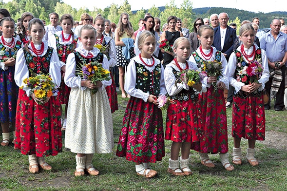 W modlitwie uczestniczyły dzieci  w góralskich strojach.