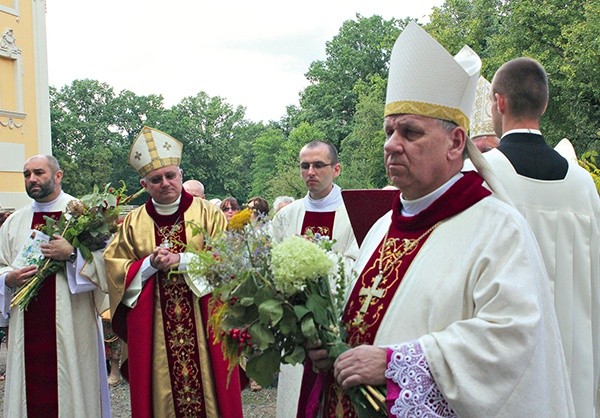 Ojciec Piotr Chojnacki (z lewej) i bp Jan Kopiec (z prawej) na dziedzińcu starego opactwa.