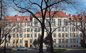 I LO to najstarsze publiczne liceum ogólnokształcące  we Wrocławiu. Jego absolwentką (wówczas szkoły średniej  dla dziewcząt Victoriaschule) była św. Edyta Stein.