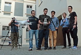 Zaproszony gość zapoznał uczestników ze specyfiką działania drona, czyli tzw. „latającej kamery”.