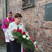 ▲	Kwiaty na placu apelowym złożyli: bp Roman Pindel i premier Beata Szydło