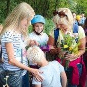 Trzeciego dnia drogi pielgrzymi z Zawadzkiego byli witani kwiatami przez bliskich.