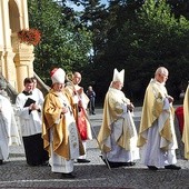 Procesja w czasie odpustu przed sanktuarium w Kamieniu Śl.