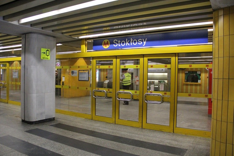Na szczęście pakunek, pozostawiony na stacji metra Stokłosy, okazał się zapomnianym bagażem