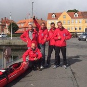 Kamil Sobol (przy kajaku) i załoga jachtu w porcie Nexø na Bornholmie