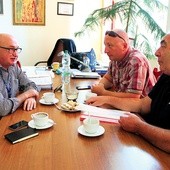  – Jesteśmy szczególnie wrażliwi na zapewnienie poczucia bezpieczeństwa psychicznego i fizycznego hospitalizowanym w naszym ośrodku – mówi Michał Hajtko (pierwszy z prawej), dyrektor ośrodka.