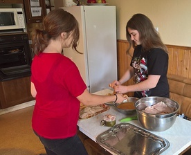 Młodzież sama przygotowywała sobie posiłki podczas dyżurów  w kuchni.