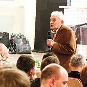 Aleksander Tarnawski na spotkaniu z gliwicką młodzieżą w Centrum Edukacyjnym im. Jana Pawła II.