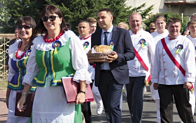 Po Eucharystii w barwnym korowodzie z dumą niesiono pieczywo do Zagrody Młyńskiej, gdzie odbyły się oficjalne uroczystości.