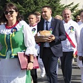 Po Eucharystii w barwnym korowodzie z dumą niesiono pieczywo do Zagrody Młyńskiej, gdzie odbyły się oficjalne uroczystości.