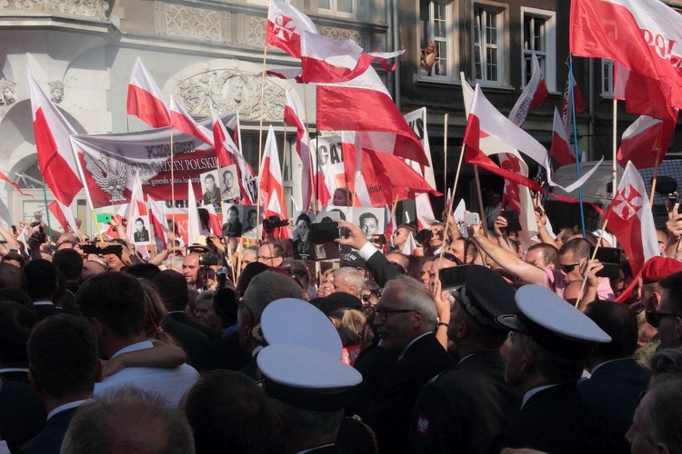 Przemarsz i uroczystości na cmentarzu