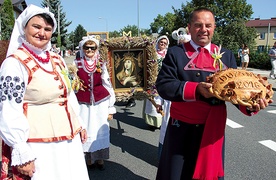 W pochodzie niesiono też przyozdobioną kłosami kopię cudownego obrazu Matki Bożej Tęskniącej z Powsina.