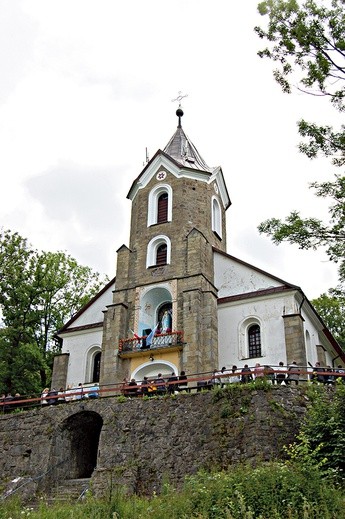 	Sanktuarium góruje nad Ślemieniem i całą okolicą.