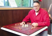 Krzysztof Godon nad planszą do hnefatafl, czyli wikińskich szachów