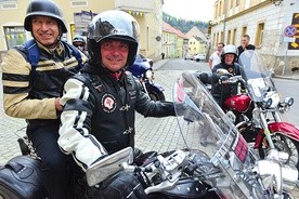 ▲	Ksiądz Krzysztof Pełech jest także prezydentem świdnickiego oddziału klubu motocyklowego, który za swoje godło przyjął muszlę św. Jakuba. 